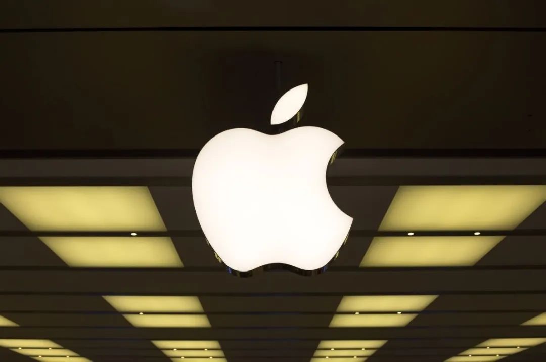 For Apple, if there is still hope for breaking the deadlock, perhaps it should at least re-examine the boundaries of 'compromise' in the Chinese market: should it continue to persist in a closed ecosystem or, like DeepSeek empowering Chinese automakers, find a new coordinate as a technology enabler?